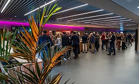 528
