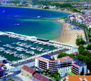 Isla Cristina y Roses, los destintos que más elevaron sus ingresos por alojamiento en 2009