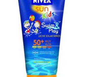 Nivea lanza Swim & Play, una leche solar infantil de alta protección