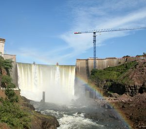 Tres grúas Linden Comansa en la presa de Cambambe, Angola