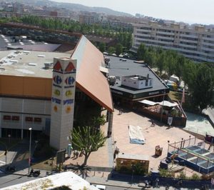 Carmila (Carrefour) compra tres centros comerciales en España por 77 M