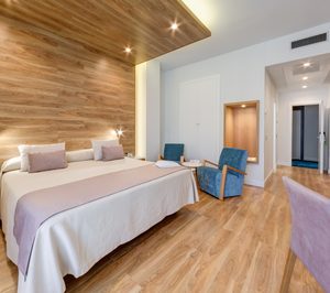 El Monte Puertatierra reforma zonas comunes y 61 habitaciones