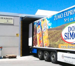 Don Simón dona zumos al Banco de Alimentos