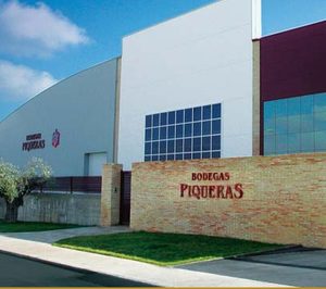 Bodegas Piqueras invierte en más capacidad y se acerca al consumidor joven