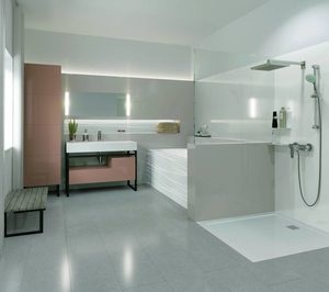 Rehau presenta soluciones con óptica de cristal para cocina y baño