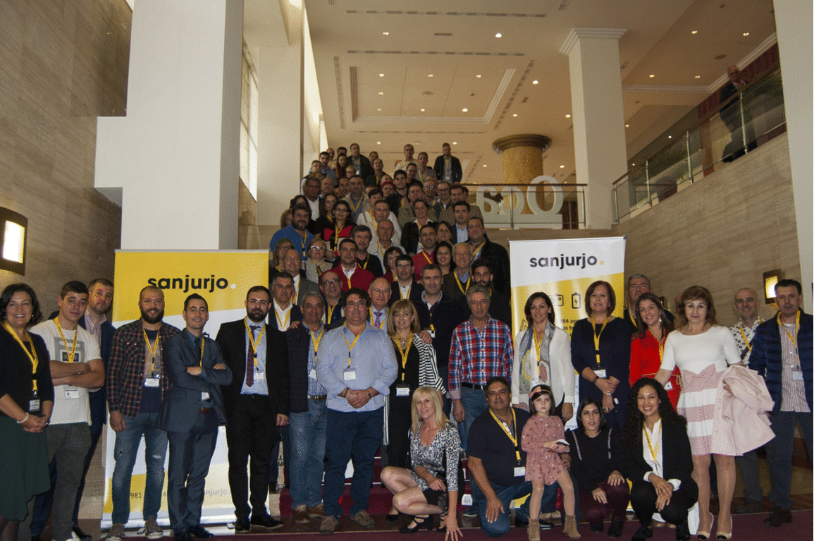 Diferentes momentos del encuentro de Representaciones Sanjurjo donde se dieron cita 18 marcas y 63 tiendas en el Hotel Oca Puerta del Camino en Santiago de Compostela. 