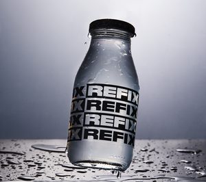 Dos jóvenes emprendedores lanzan Refix, una isotónica con agua de mar