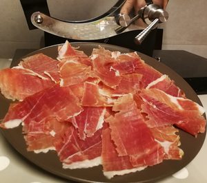 Un importante fabricante de jamón cesa actividad