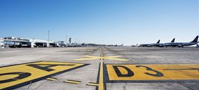 La carga aérea desciende un 41% en junio