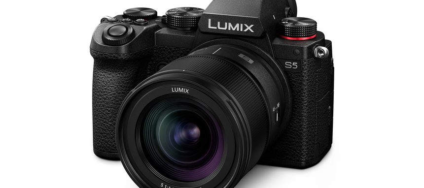 Panasonic suma videocámaras profesionales y un objetivo LUMIX