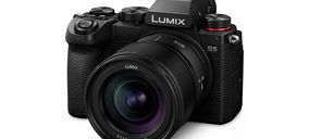 Panasonic suma videocámaras profesionales y un objetivo LUMIX