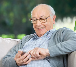 Barcelona adjudica a cuatro operadores geriátricos 15 complejos de viviendas municipales para mayores