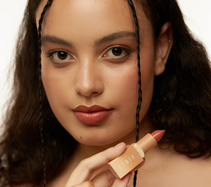 Etnia Cosmetics sigue apostando por la naturalidad con su gama de labiales The Nude Collection