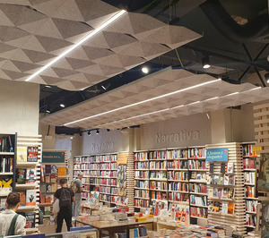 La librería La Central renueva su local con el techo Origami de Hunter Douglas